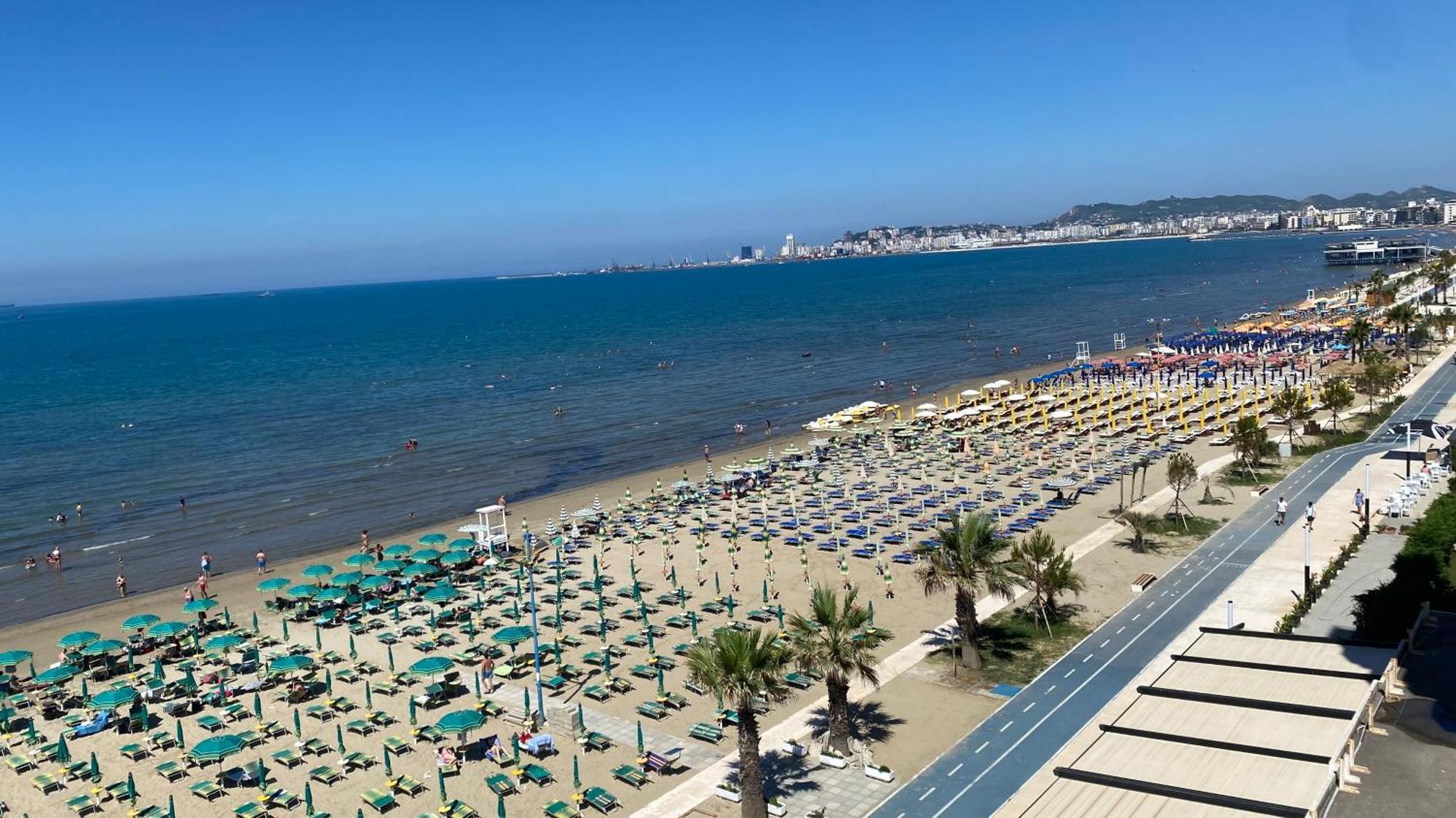 Wave Beachfront Aparthotel Durrës